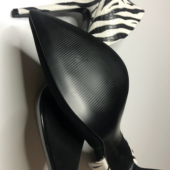 Shoes with my matching blouse - Picture 15 of 16